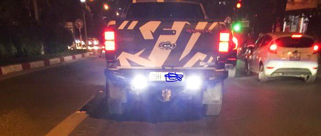 Bán tải lắp đèn pha phía sau gây bức xúc ảnh 1