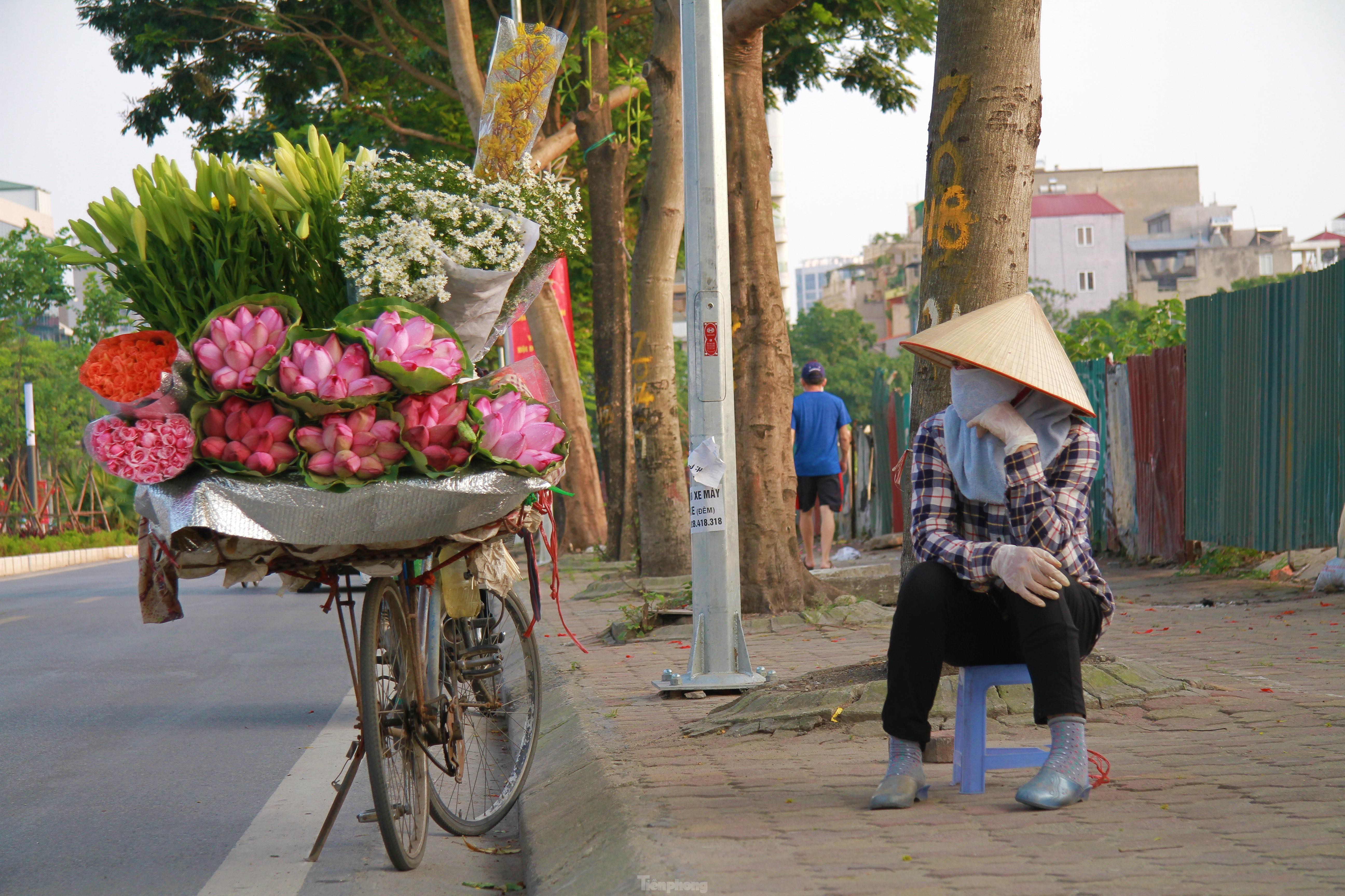 Lotus flower season arrives on Hanoi streets