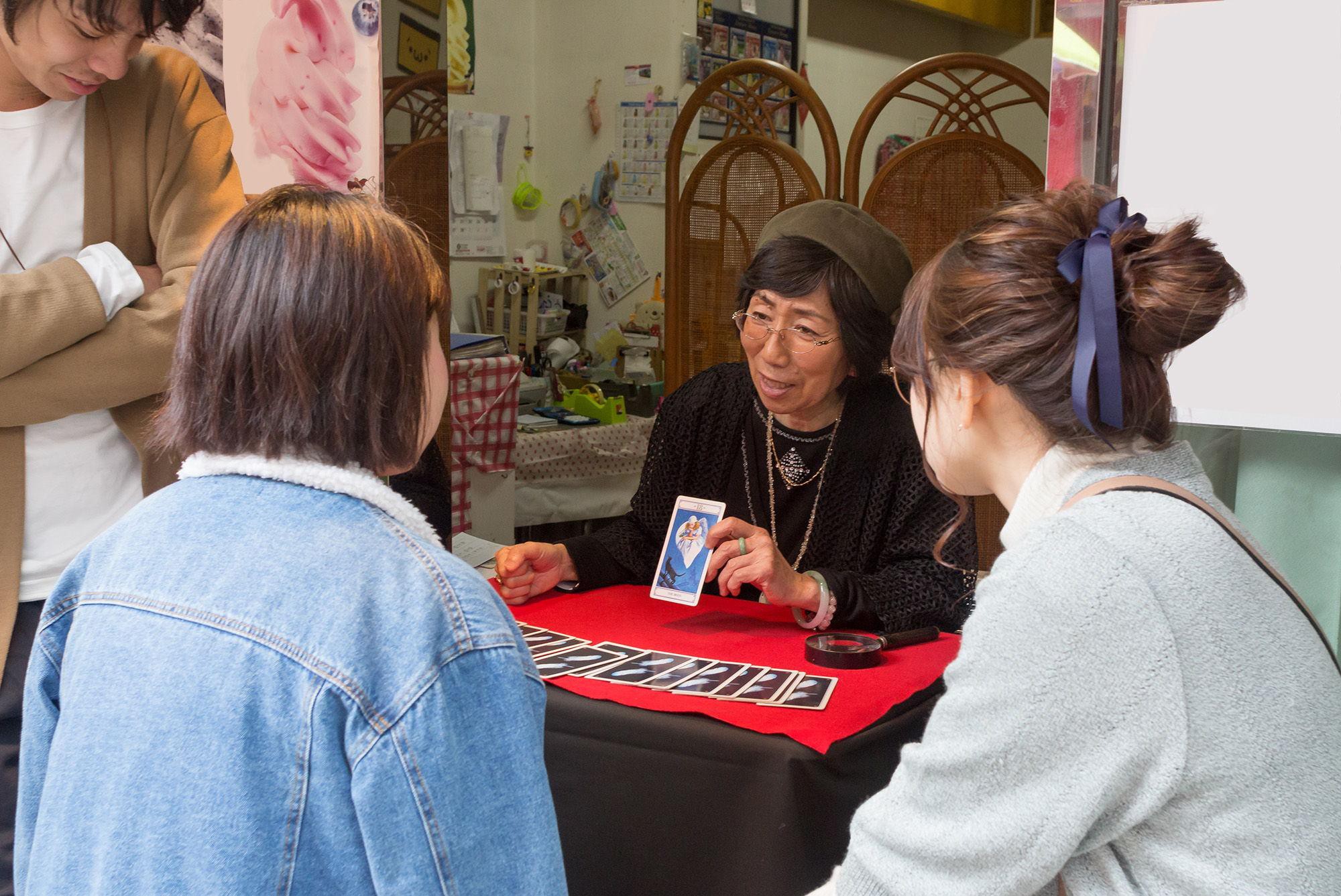 Bói... online dụ người trẻ ảnh 1