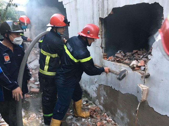 Nhà kho ở TPHCM bốc cháy ngùn ngụt lúc rạng sáng ảnh 1