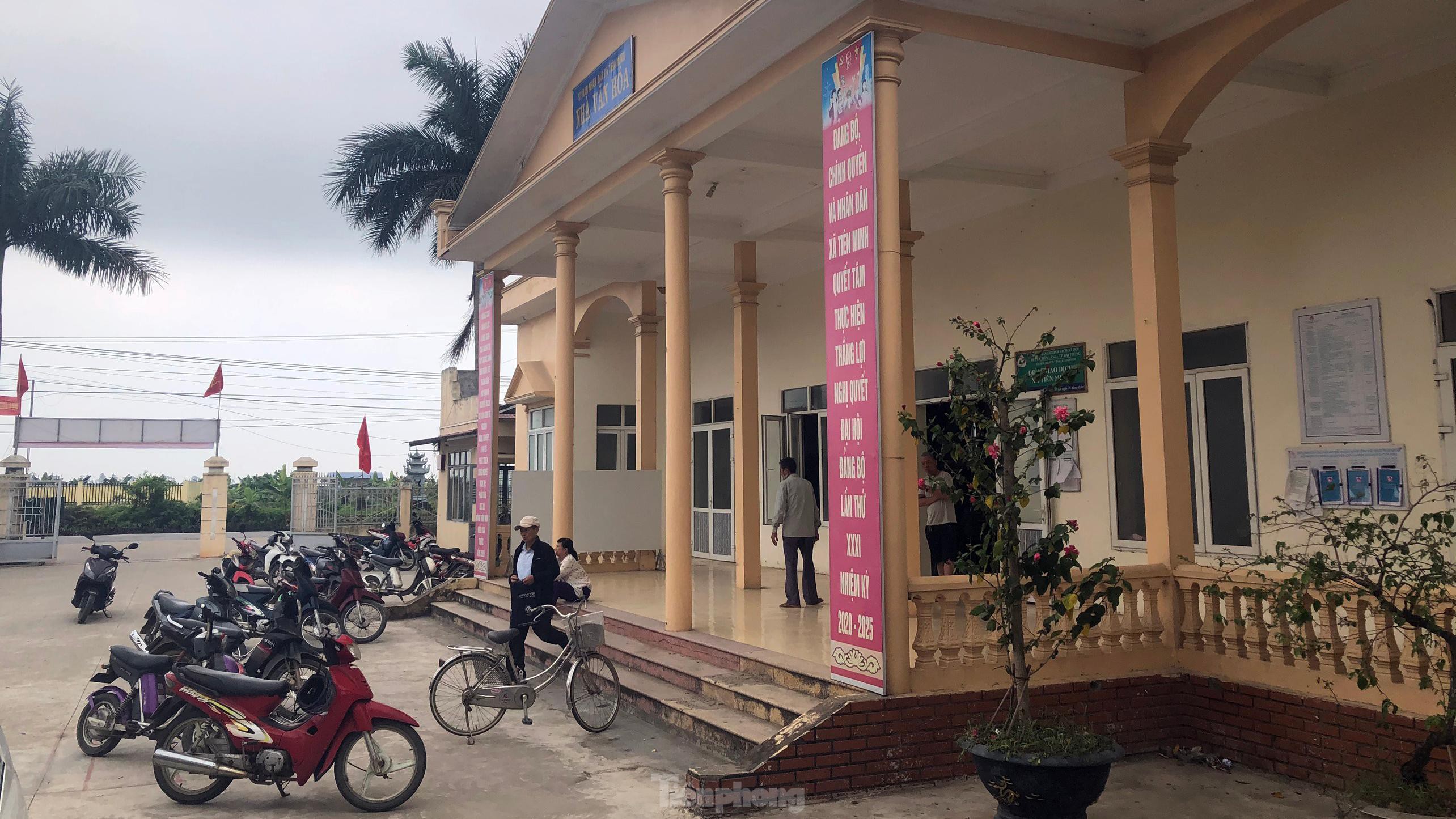 Tạm đình chỉ 2 công an viên vụ thu 100.000 làm căn cước gắn chip ảnh 1