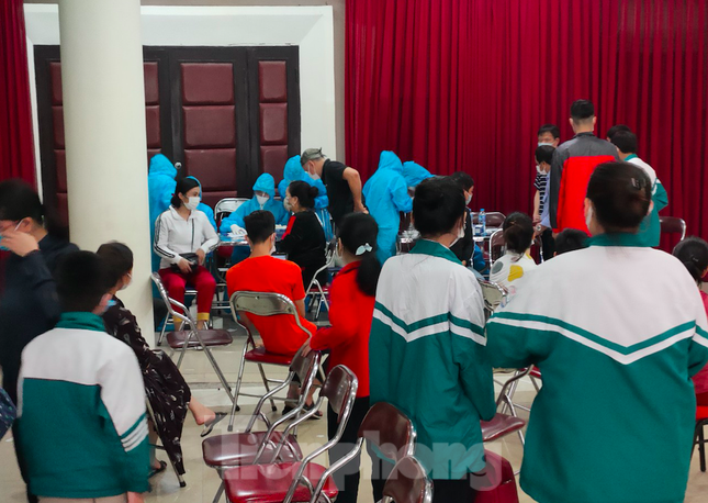 Thành phố Nam Định xét nghiệm diện rộng 5 phường để kiểm soát, dập ổ dịch mới xuất hiện ảnh 2