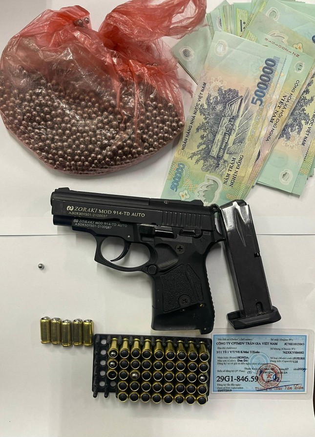 [Nóng] Hai đối tượng nổ súng uy hiếp, ép chủ facebook bán hàng online đưa 100 tỷ đồng ảnh 2