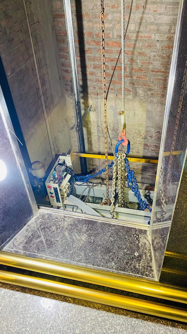 Hé lộ nguyên nhân vụ rơi thang máy đang sửa chữa, 2 người tử vong ảnh 1