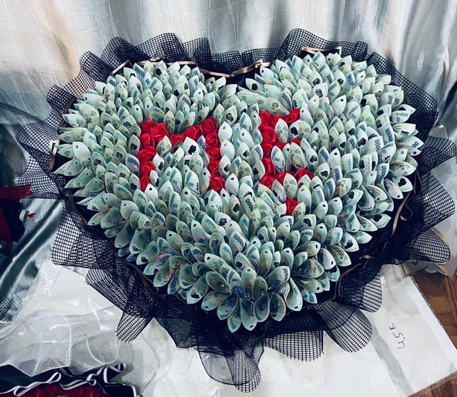 Choáng ngợp với bó hoa hơn 100 triệu đồng tặng mẹ ngày 8/3 ảnh 2