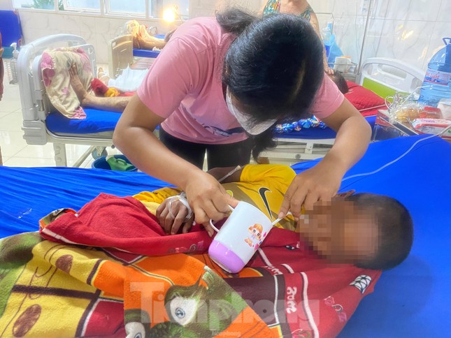 Vụ bé trai bị đốt 2 chân ở Đắk Lắk: Trưng cầu giám định tỷ lệ thương tích ảnh 1