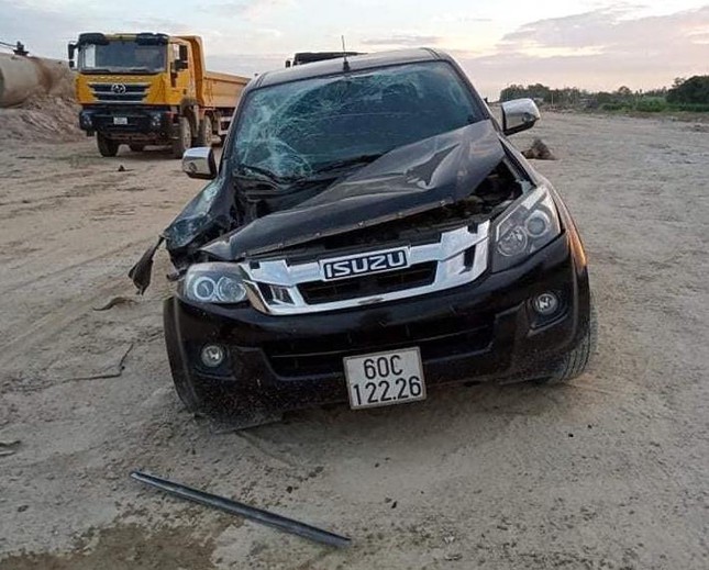 Bắt tạm giam tài xế dùng xe múc đập nát hai ô tô có người bên trong ảnh 1