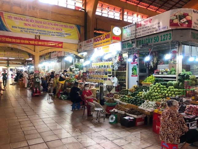 Thực phẩm nhảy giá, tiểu thương mỏi mắt ngóng khách ảnh 2