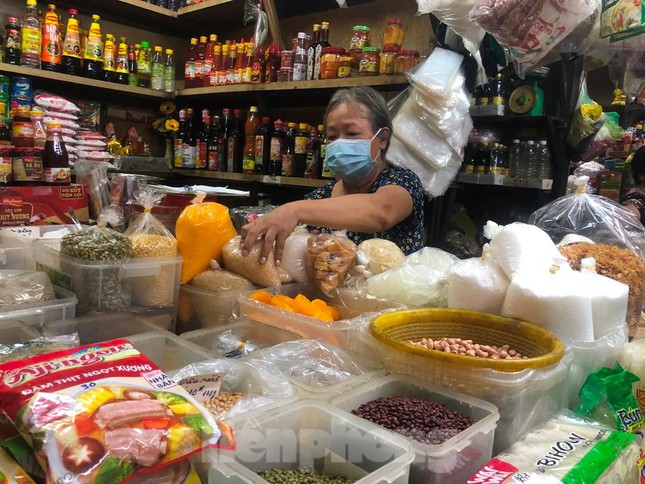 Thực phẩm nhảy giá, tiểu thương mỏi mắt ngóng khách ảnh 1