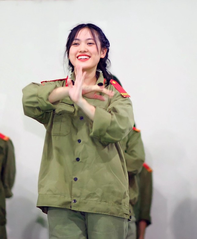 Những 'bóng hồng' xinh đẹp trong bộ quân phục ảnh 3