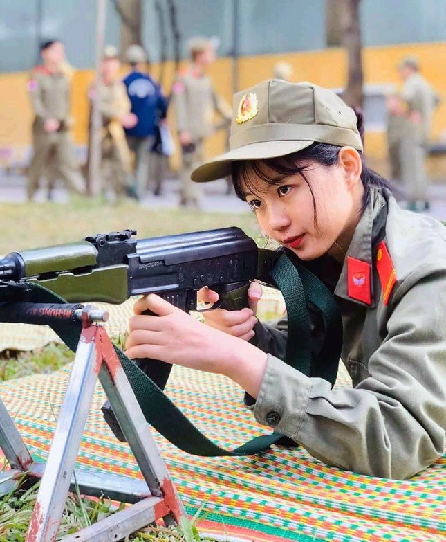 Những 'bóng hồng' xinh đẹp trong bộ quân phục ảnh 1