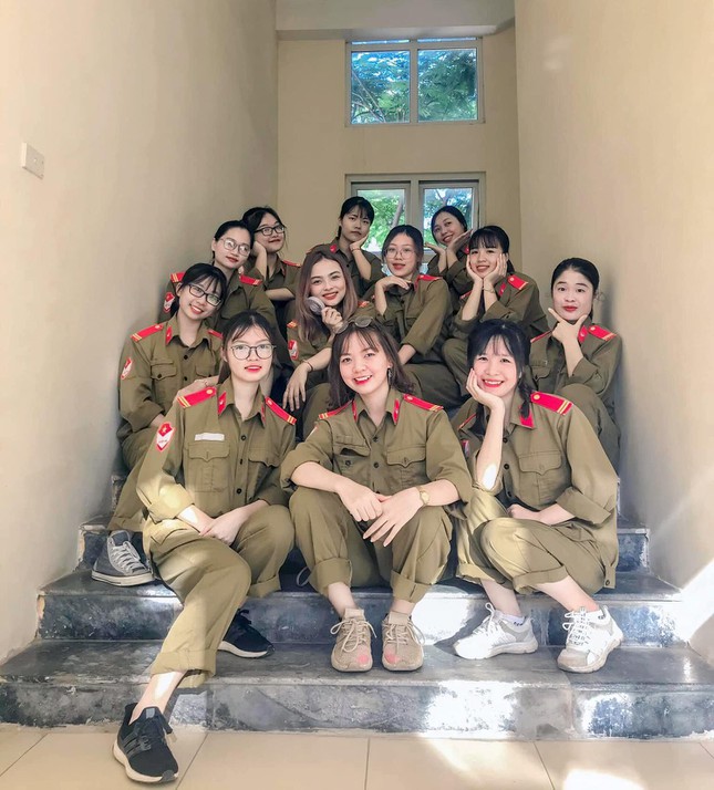 Những 'bóng hồng' xinh đẹp trong bộ quân phục ảnh 10