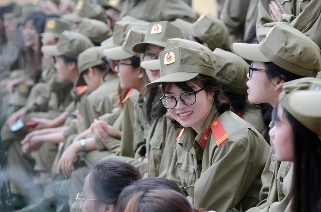 Những 'bóng hồng' xinh đẹp trong bộ quân phục ảnh 8
