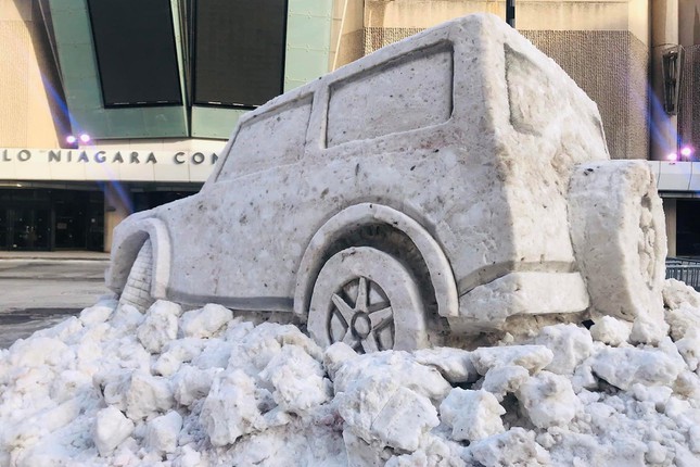 Nghệ nhân tại Mỹ điêu khắc Ford Bronco bằng tuyết ảnh 2