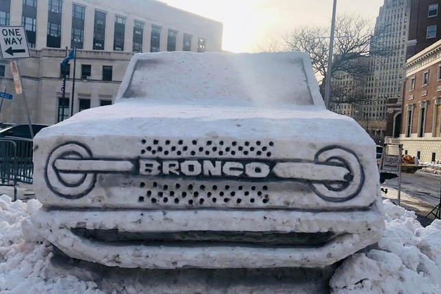 Nghệ nhân tại Mỹ điêu khắc Ford Bronco bằng tuyết ảnh 1