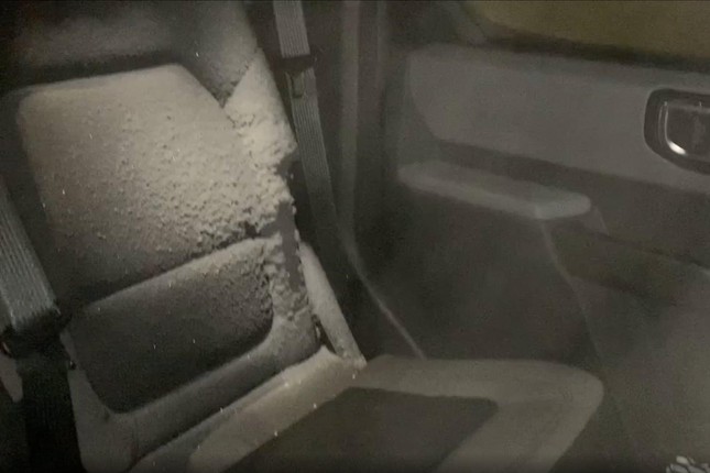 Nghệ nhân tại Mỹ điêu khắc Ford Bronco bằng tuyết ảnh 4