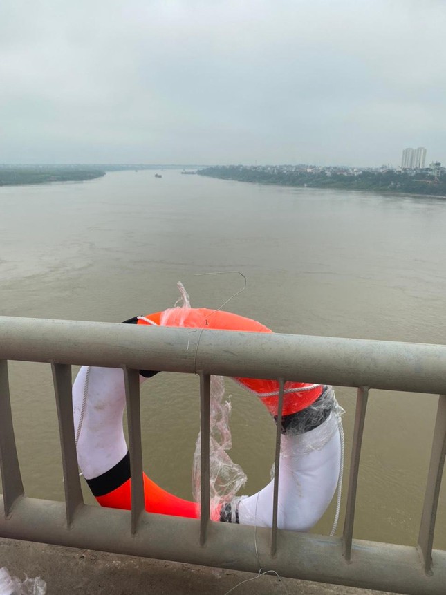 Vừa được lắp đặt, số phao cứu sinh trên cầu bắc qua sông Hồng đã bị lấy trộm một nửa ảnh 3