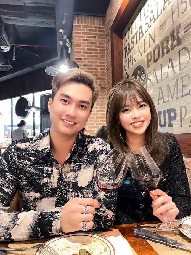 'Thượng úy Nam' Phạm Anh Tuấn đưa bạn gái kém 11 tuổi đi thử váy cưới ảnh 5