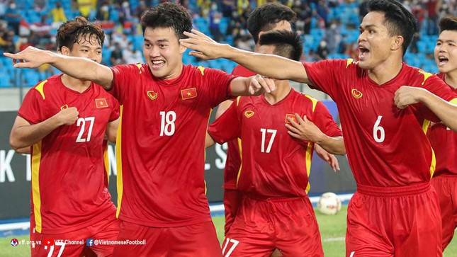 Sao Việt vỡ òa trước chiến thắng lịch sử của U23 Việt Nam ảnh 1