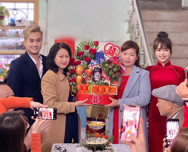 Diễn viên Anh Tuấn 'Phố trong làng' bất ngờ làm đám hỏi với bạn gái kém 11 tuổi ảnh 2