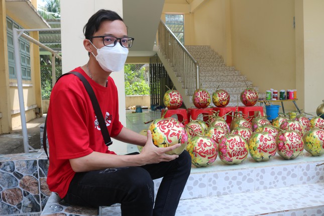 Cô giáo dùng chữ thư pháp 'thổi hồn’ lên trái cây chưng Tết ảnh 4