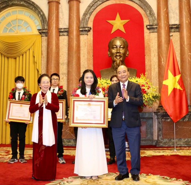 'Cô gái vàng' Olympic Hóa học quốc tế ảnh 1