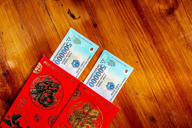 Tiền lì xì là món quà tuy không đắt tiền nhưng lại mang lại nhiều ý nghĩa và đóng vai trò quan trọng trong truyền thống Tết của người Việt Nam. Hình ảnh về tiền lì xì sẽ giúp bạn hiểu rõ hơn về cách tặng tiền lì xì và những lưu ý khi làm món quà này.