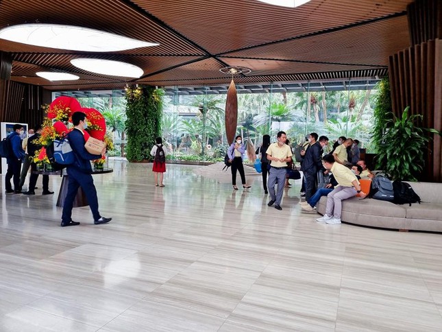 Người Hà Nội đổ xô đi du lịch cuối tuần, các khu nghỉ gần kín khách ảnh 1