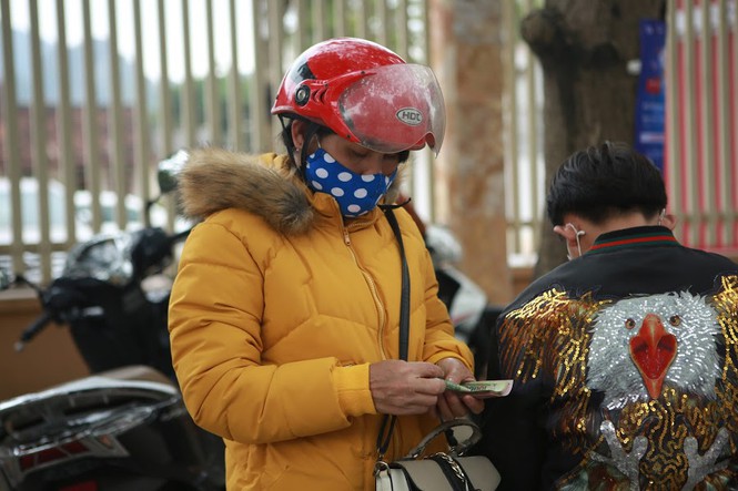 Dòng người rồng rắn xếp hàng chờ rút tiền ngày 29 Tết - ảnh 4