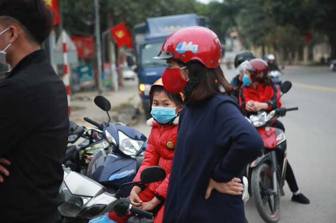 Dòng người rồng rắn xếp hàng chờ rút tiền ngày 29 Tết - ảnh 8