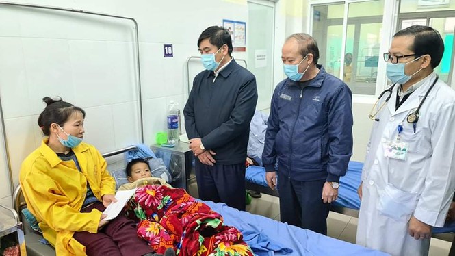 Bốn cháu nhỏ bị thiết bị xây dựng đè trúng, hai cháu tử vong - ảnh 1