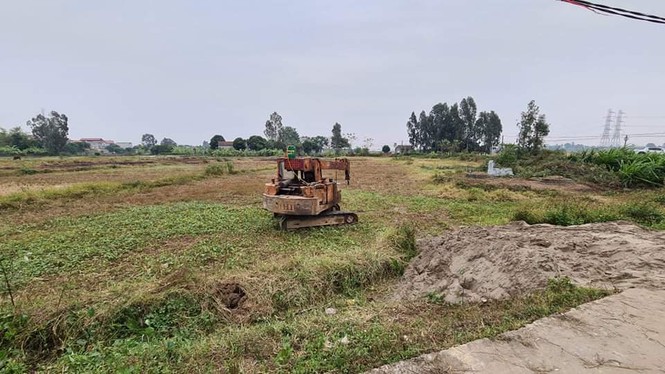 Bốn cháu nhỏ bị thiết bị xây dựng đè trúng, hai cháu tử vong - ảnh 2