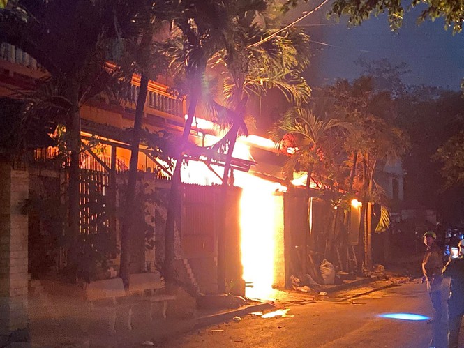 TPHCM: Cháy nổ kinh hoàng tại kho chứa vải khiến cả khu dân cư phải sơ tán - ảnh 2