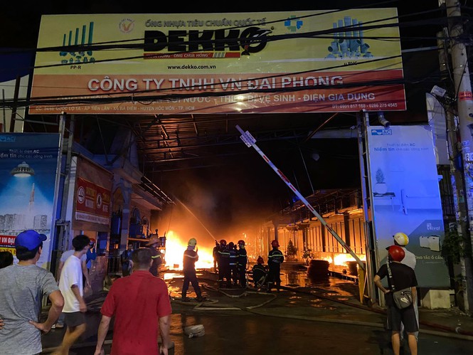 TPHCM: Cháy nổ kinh hoàng tại kho chứa vải khiến cả khu dân cư phải sơ tán - ảnh 1