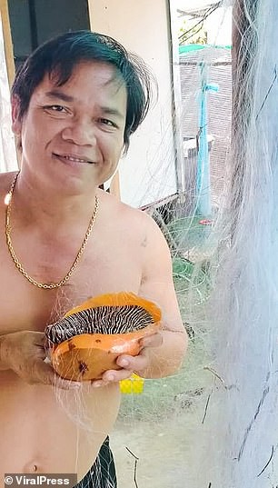 Cắn trúng viên ngọc trai màu cam tiền tỉ khi đang ăn ốc luộc - ảnh 1