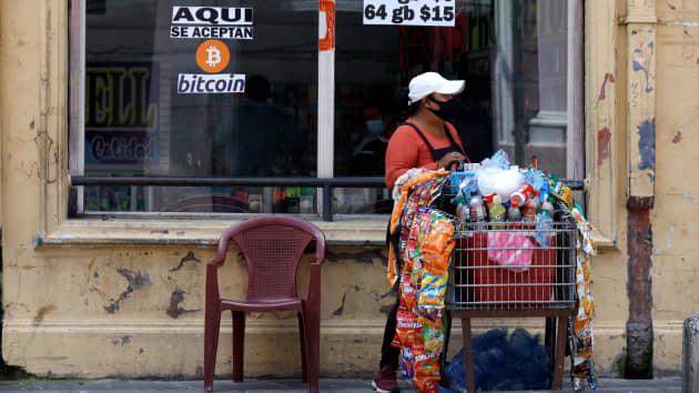 El Salvador ra sao sau một tháng công nhận Bitcoin là tiền tệ lưu hành chính thức?