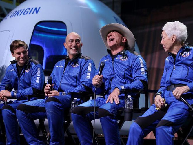 Together conquering space with Musk and Branson, why is Jeff Bezos always subject to criticism?  photo 6