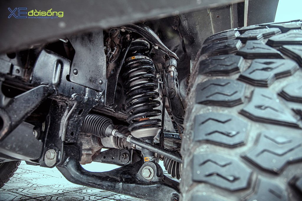 Xưởng độ Sài Gòn “biến hình” Ford Ranger thành F-150 Raptor siêu ngầu ảnh 16