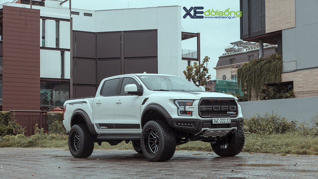 Xưởng độ Sài Gòn “biến hình” Ford Ranger thành F-150 Raptor siêu ngầu ảnh 1