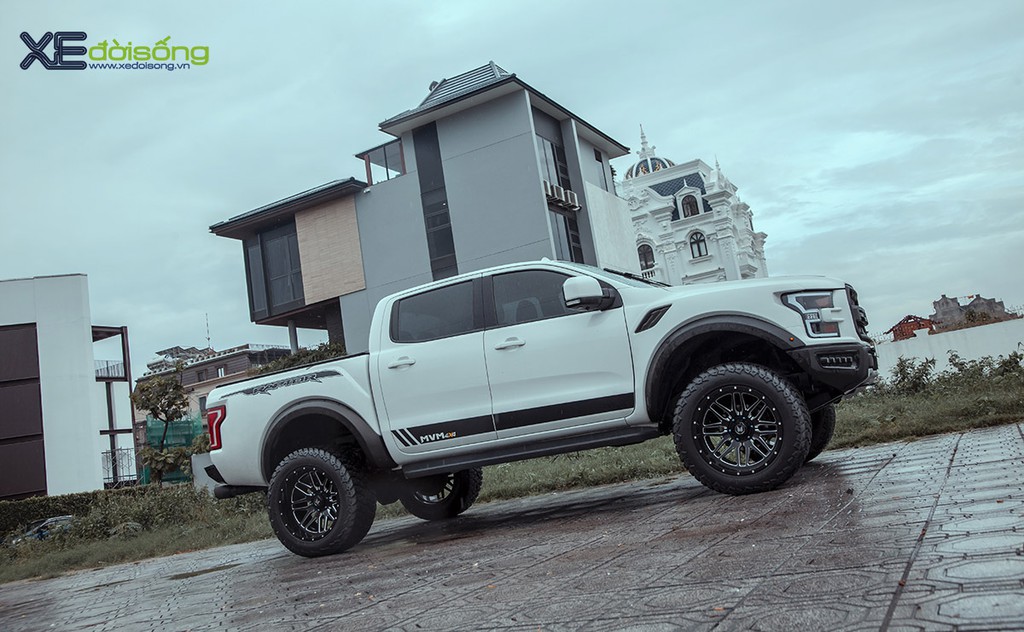 Xưởng độ Sài Gòn “biến hình” Ford Ranger thành F-150 Raptor siêu ngầu ảnh 7