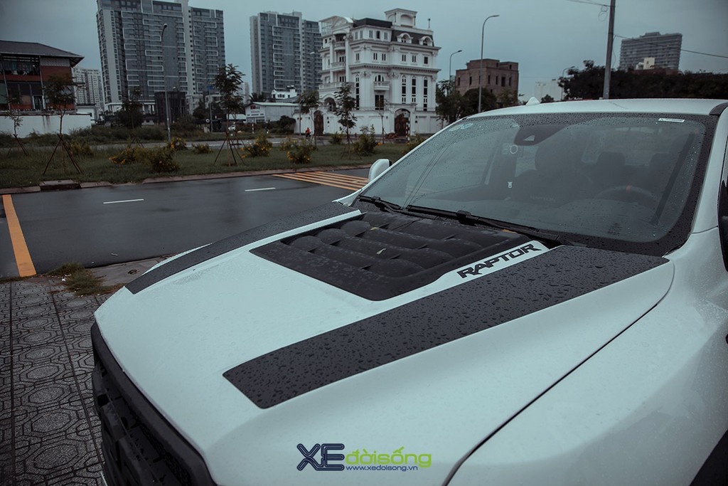 Xưởng độ Sài Gòn “biến hình” Ford Ranger thành F-150 Raptor siêu ngầu ảnh 9