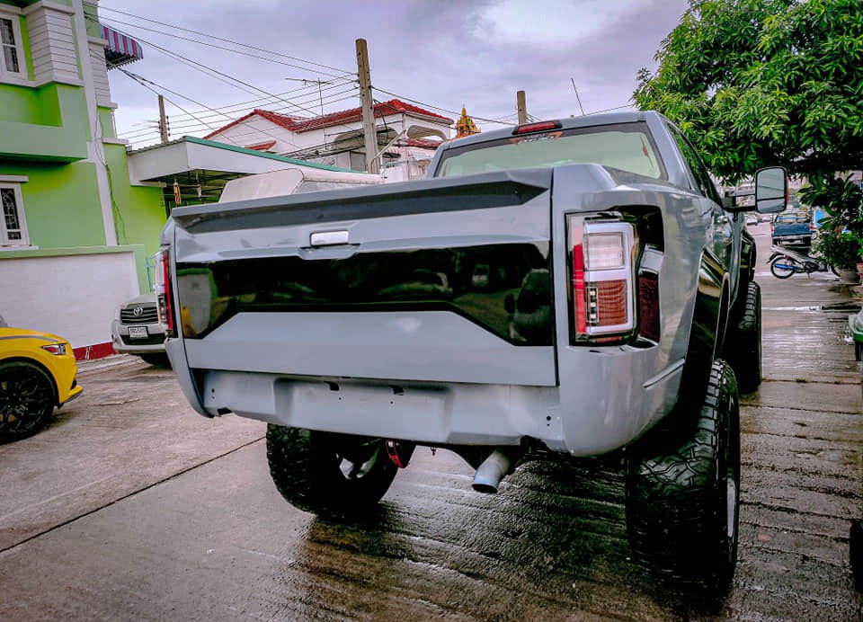 Độ Mazda BT-50 kiểu Ford F-150 Raptor: Chuyện thật như đùa khi