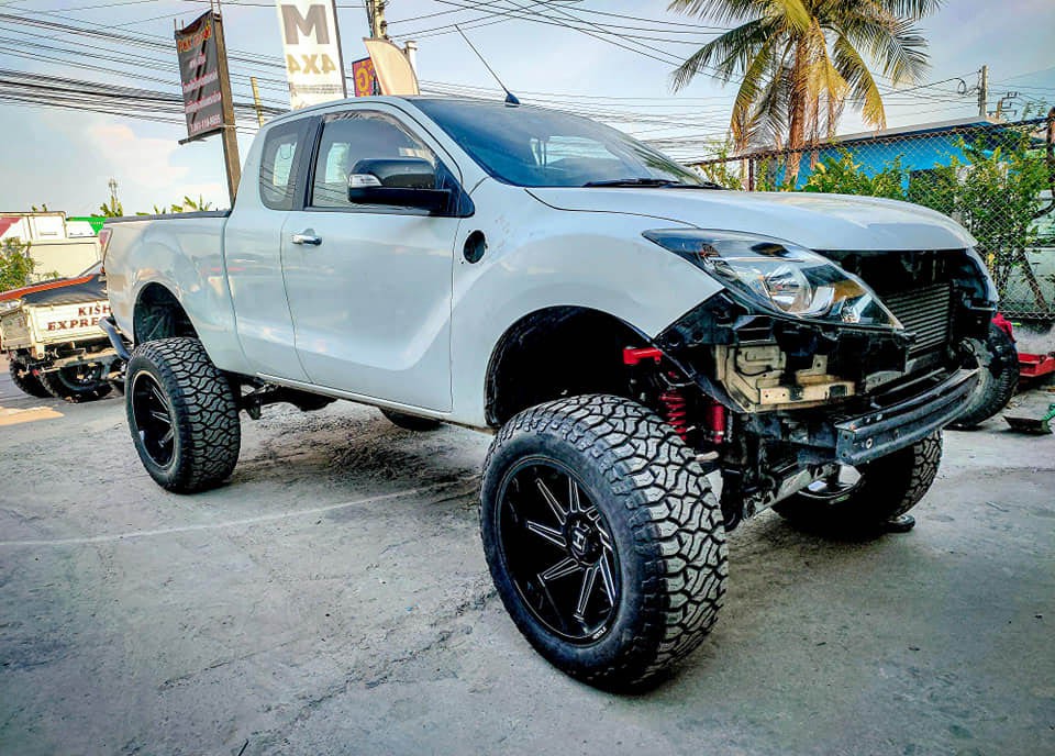 Độ Mazda BT-50 kiểu Ford F-150 Raptor: Chuyện thật như đùa khi