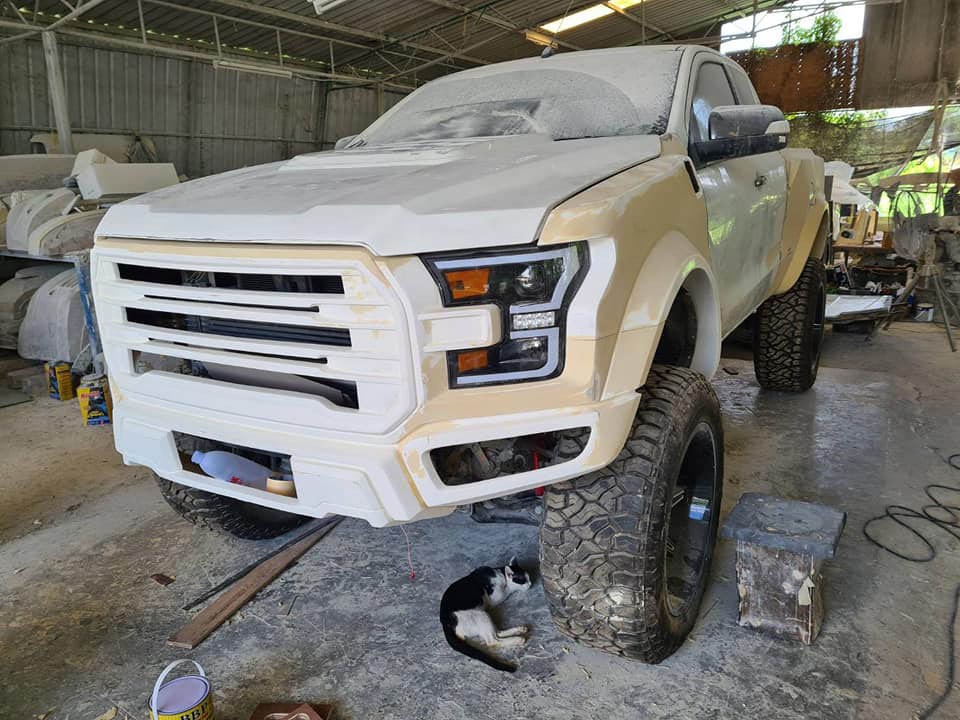 Độ Mazda BT-50 kiểu Ford F-150 Raptor: Chuyện thật như đùa khi