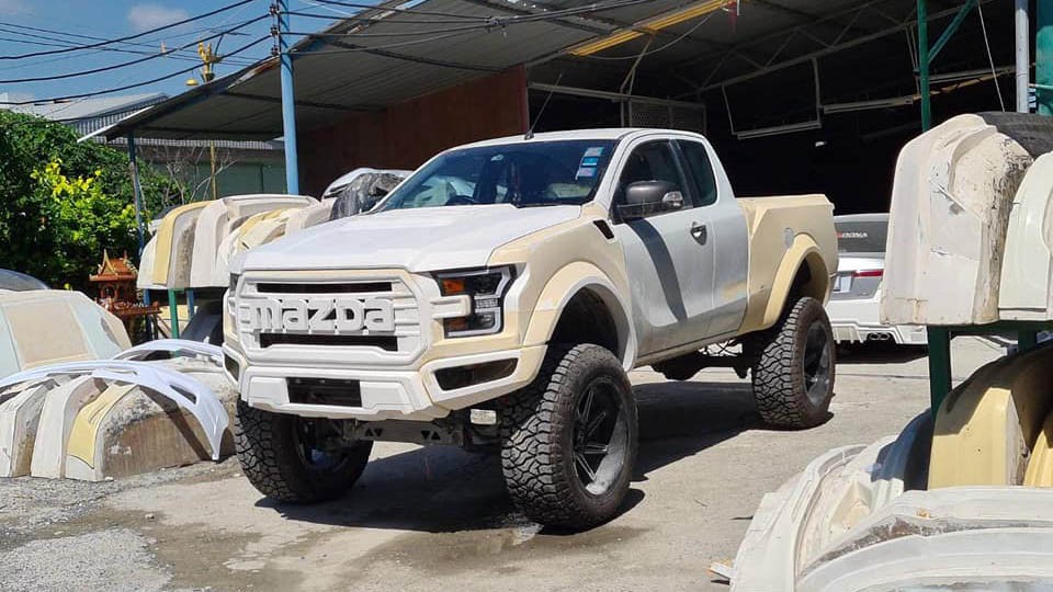 Độ Mazda BT-50 kiểu Ford F-150 Raptor: Chuyện thật như đùa khi