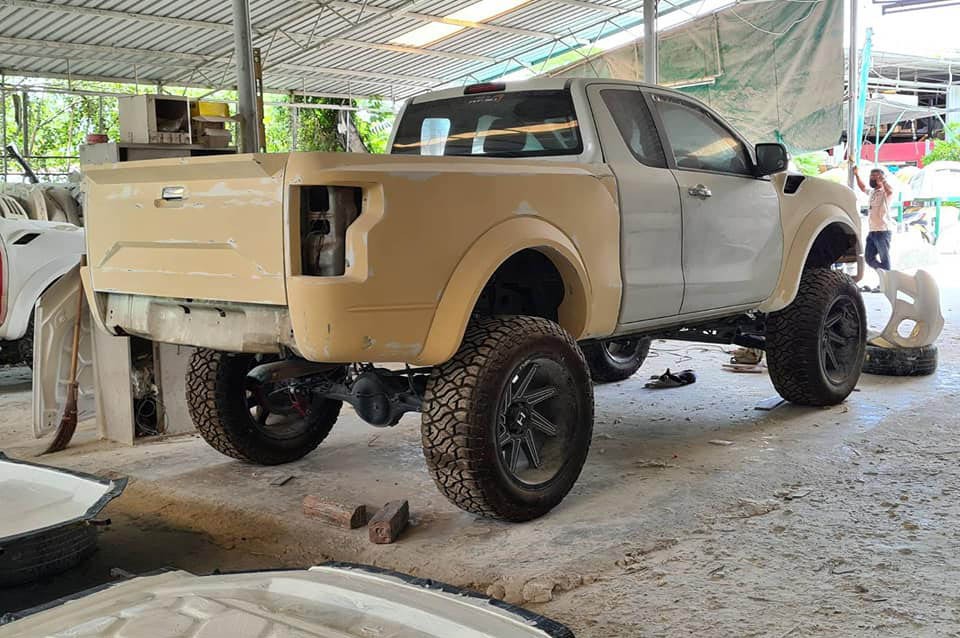 Độ Mazda BT-50 kiểu Ford F-150 Raptor: Chuyện thật như đùa khi