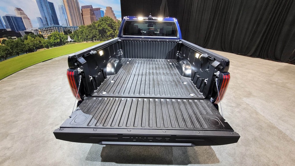 Cận cảnh bán tải “full-size” Toyota TUNDRA 2022 thế hệ mới vừa ra mắt toàn cầu ảnh 24