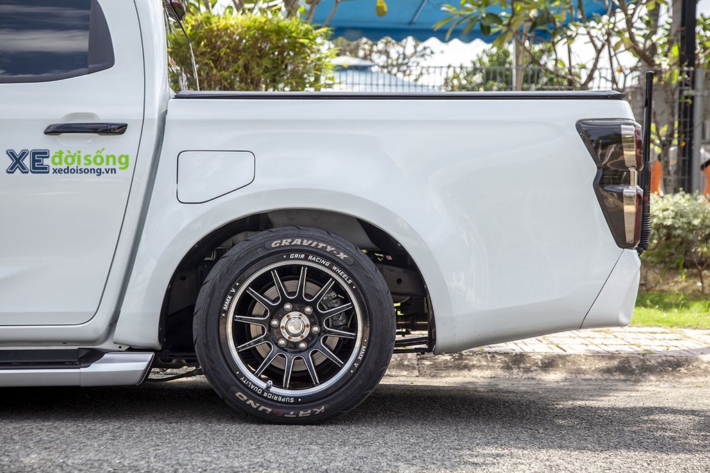 Trào lưu chơi bán tải Isuzu D-MAX độ low-rider hạ gầm thấp như sedan tại Bình Dương ảnh 16