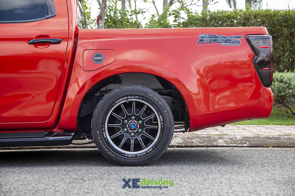 Trào lưu chơi bán tải Isuzu D-MAX độ low-rider hạ gầm thấp như sedan tại Bình Dương ảnh 21
