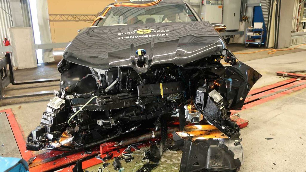 Thử đâm tan nát xem SUV điện BMW iX an toàn ở mức nào! ảnh 2